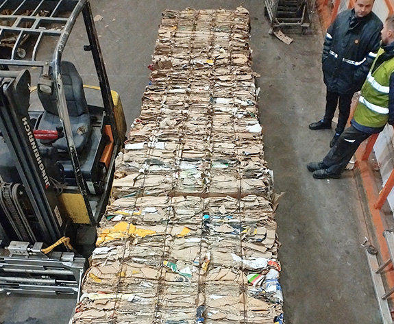 Høyeffektiv kartongballepresseløsning for storskala kjede-supermarkeder i Russland