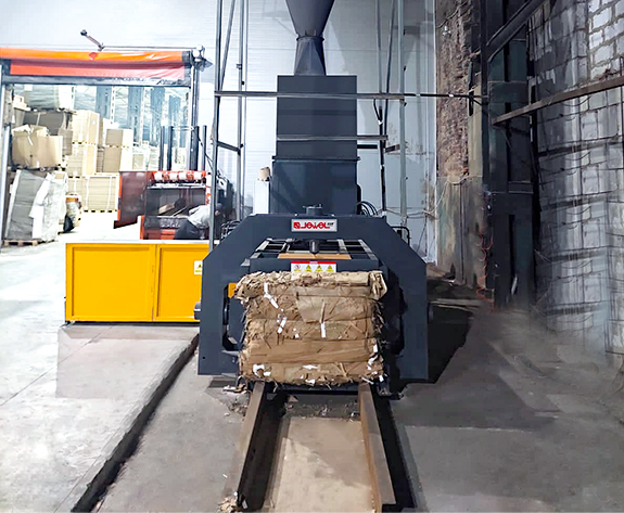 Helautomatisk avfallsballesystem for en russisk kartongfabrikk