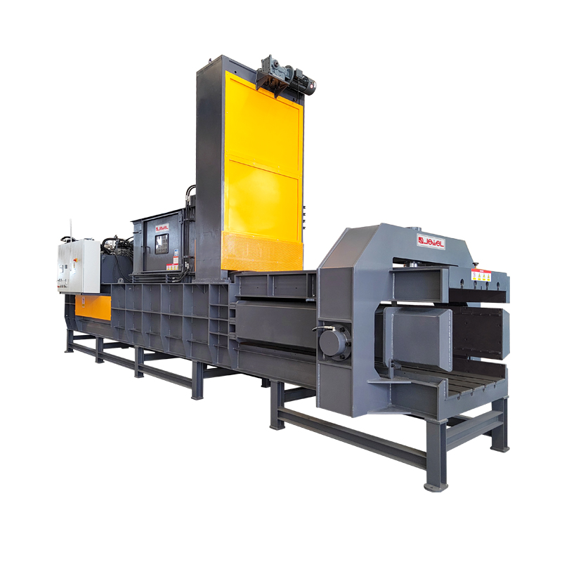 Horisontal helautomatisk ballemaskin